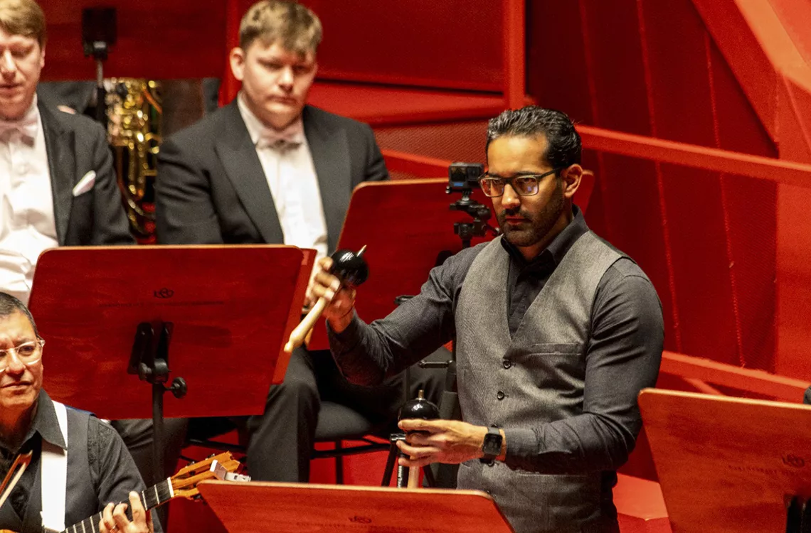 Rangel lleva a la academia el valor popular de las maracas