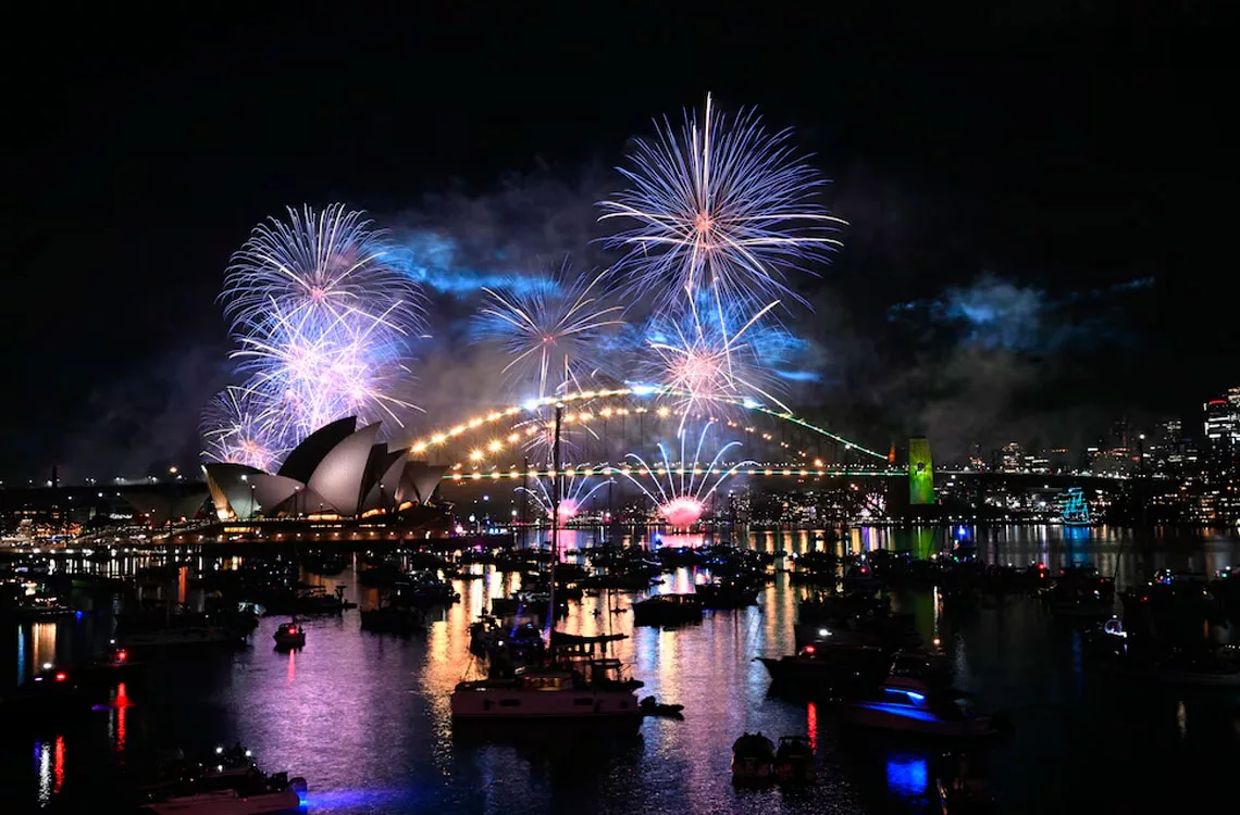 El mundo recibe el 2026: Entre récords multitudinarios en Río de Janeiro y homenajes solemnes en el Pacífico