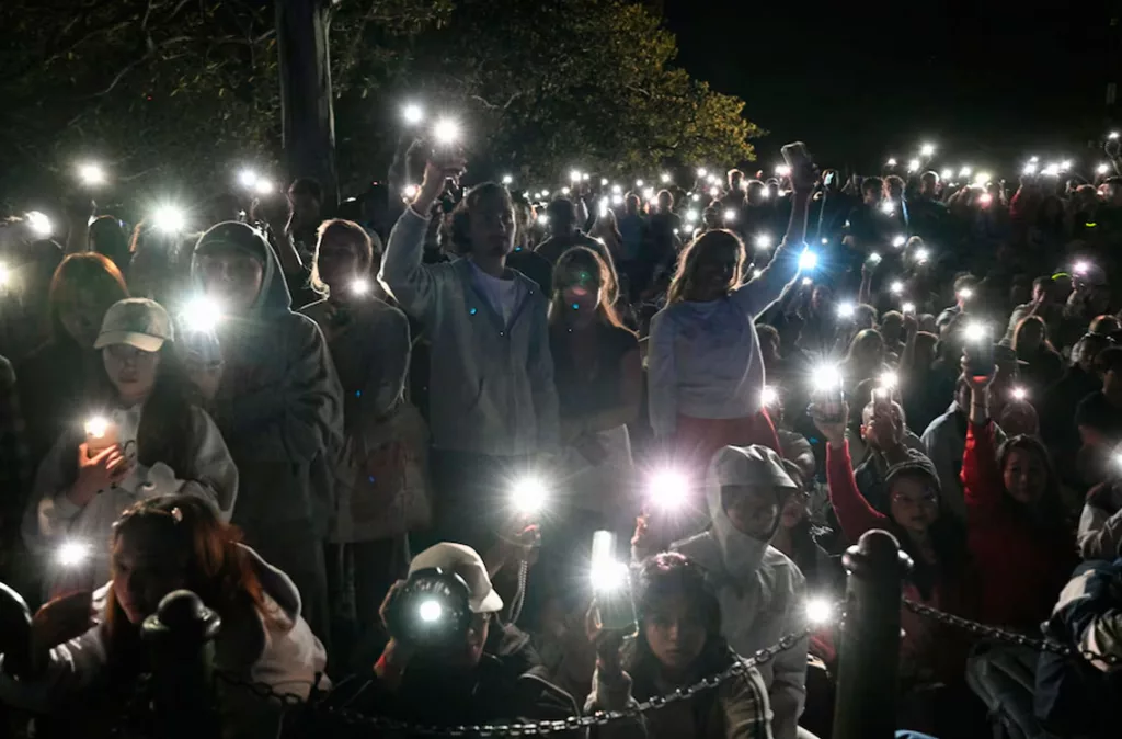 El mundo recibe el 2026: Entre récords multitudinarios en Río de Janeiro y homenajes solemnes en el Pacífico