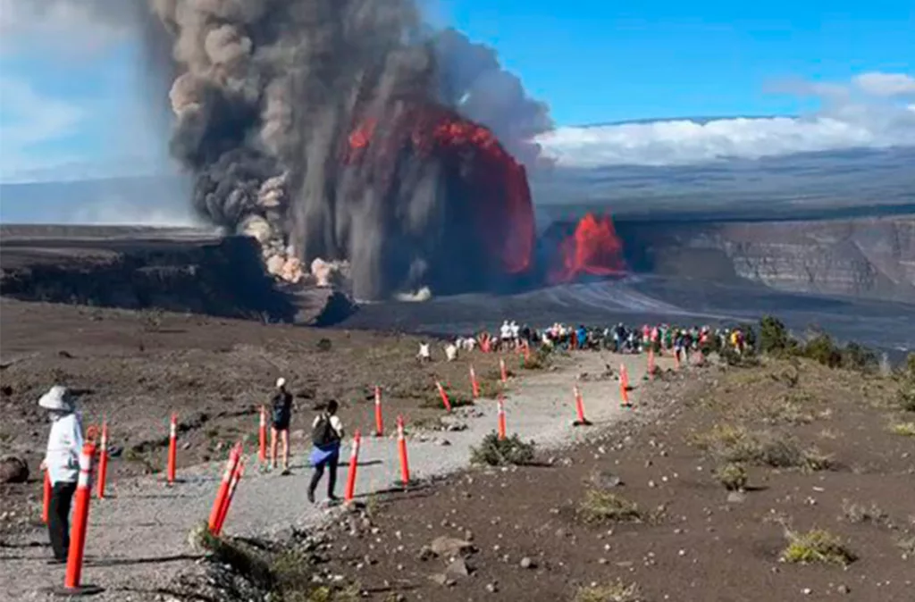 Erupción del volcán Kīlauea con fuentes de lava que superan los 300 metros de altura
