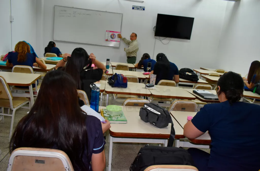 Estudiantes de medicina limitados en formación académica ante la falta de cuerpos