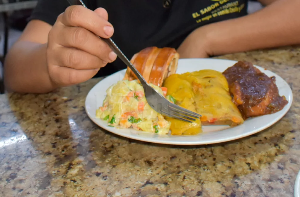 Más de 213 dólares se requieren para una cena navideña de 10 personas