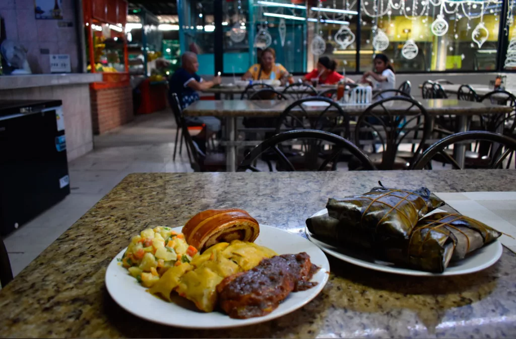 Más de 213 dólares se requieren para una cena navideña de 10 personas