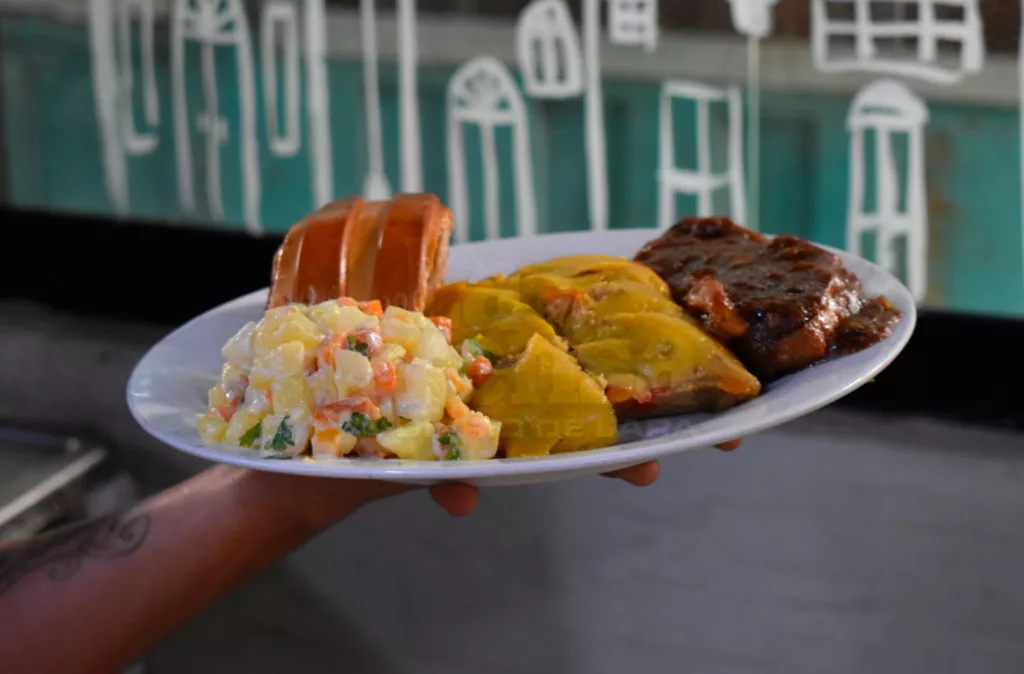 Más de 213 dólares se requieren para una cena navideña de 10 personas