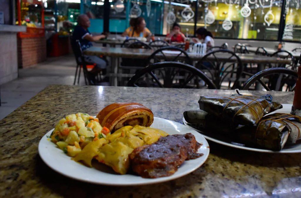 Médicos advierten de los riesgos de los excesos de fin de año en el consumo de calorías