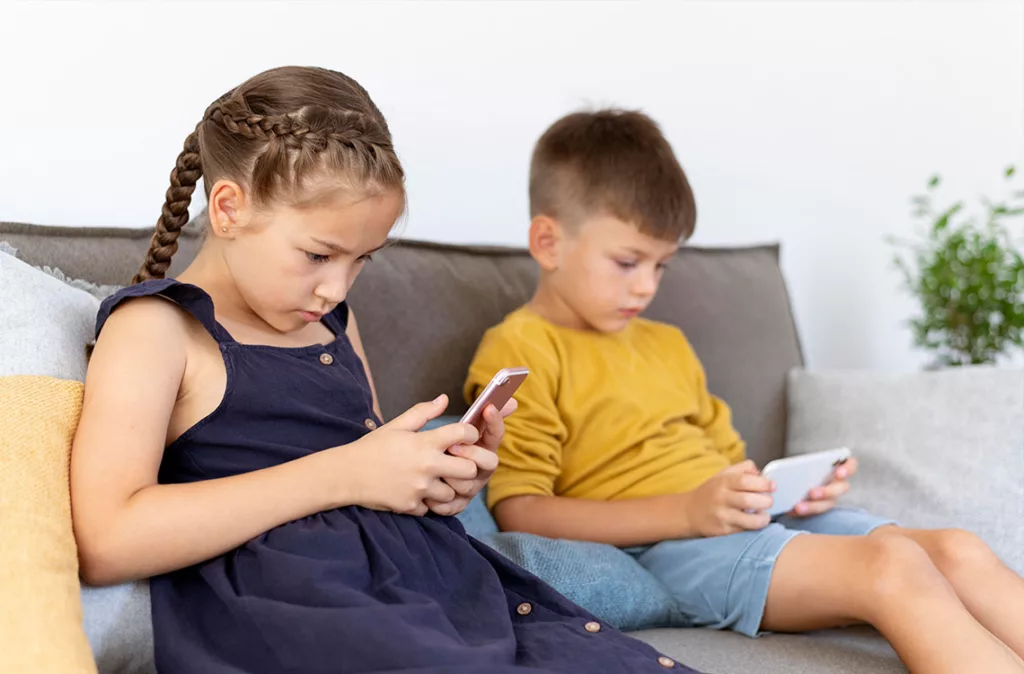 Alerta por el abuso de pantallas: Expertos definen el límite saludable para niños y adolescentes
