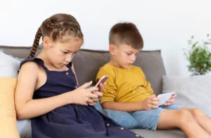 Alerta por el abuso de pantallas: Expertos definen el límite saludable para niños y adolescentes