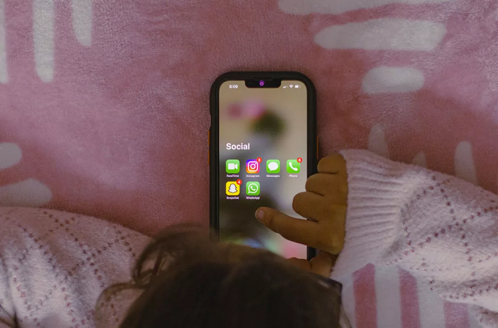 Alerta por el abuso de pantallas: Expertos definen el límite saludable para niños y adolescentes