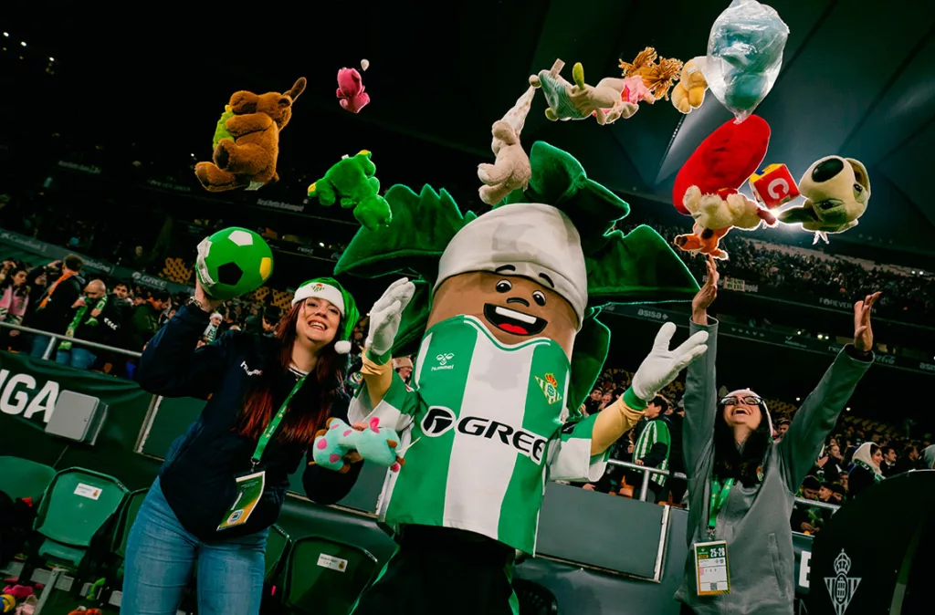 Lluvia de peluches del Real Betis bate récords con más de 25.000 recolectados