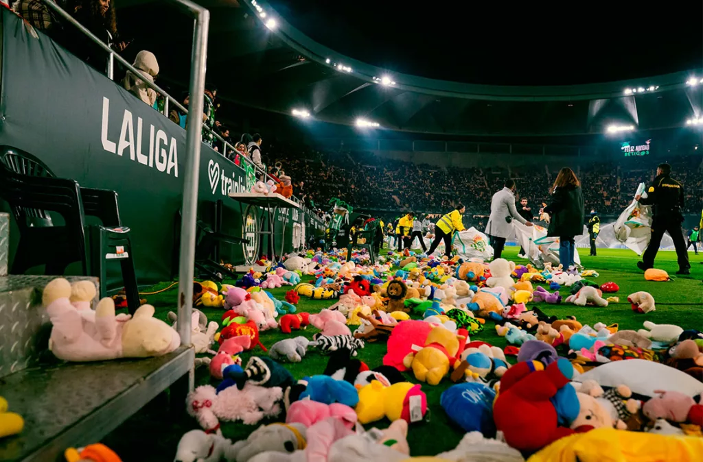Lluvia de peluches del Real Betis bate récords con más de 25.000 recolectados