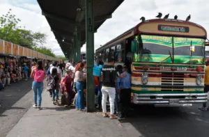 Viajes de compras llenan el terminal de pasajeros de Barquisimeto