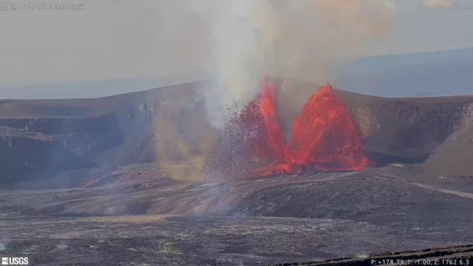 Erupción del volcán Kīlauea con fuentes de lava que superan los 300 metros de altura Erupción del volcán Kīlauea con fuentes de lava que superan los 300 metros de altura