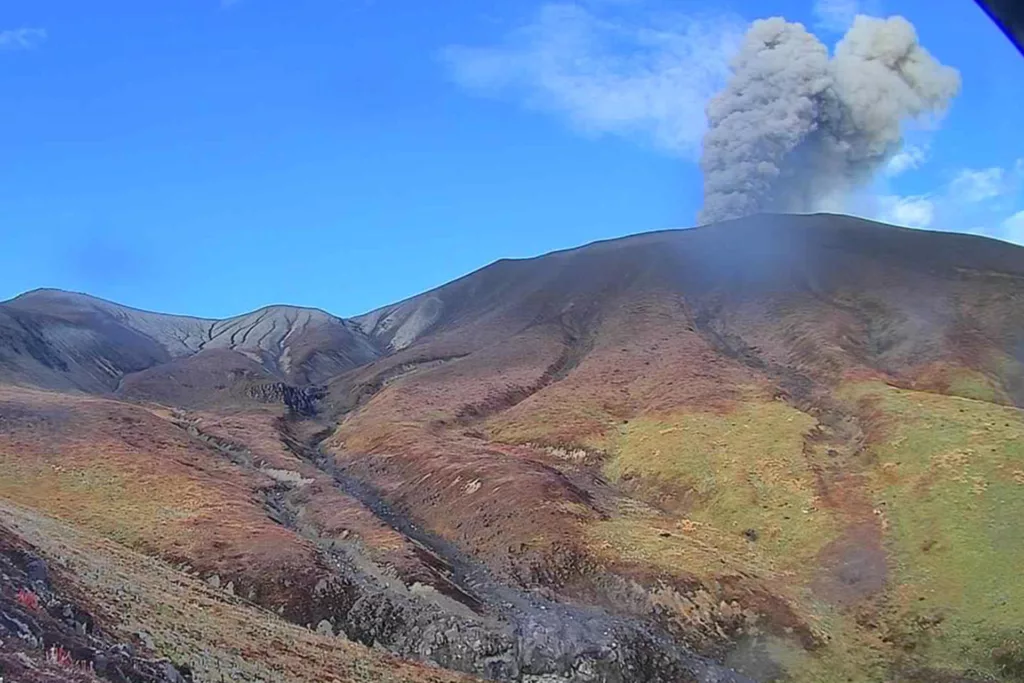 El volcán Puracé de Colombia mantiene alerta naranja tras emitir columna de cenizas y gases