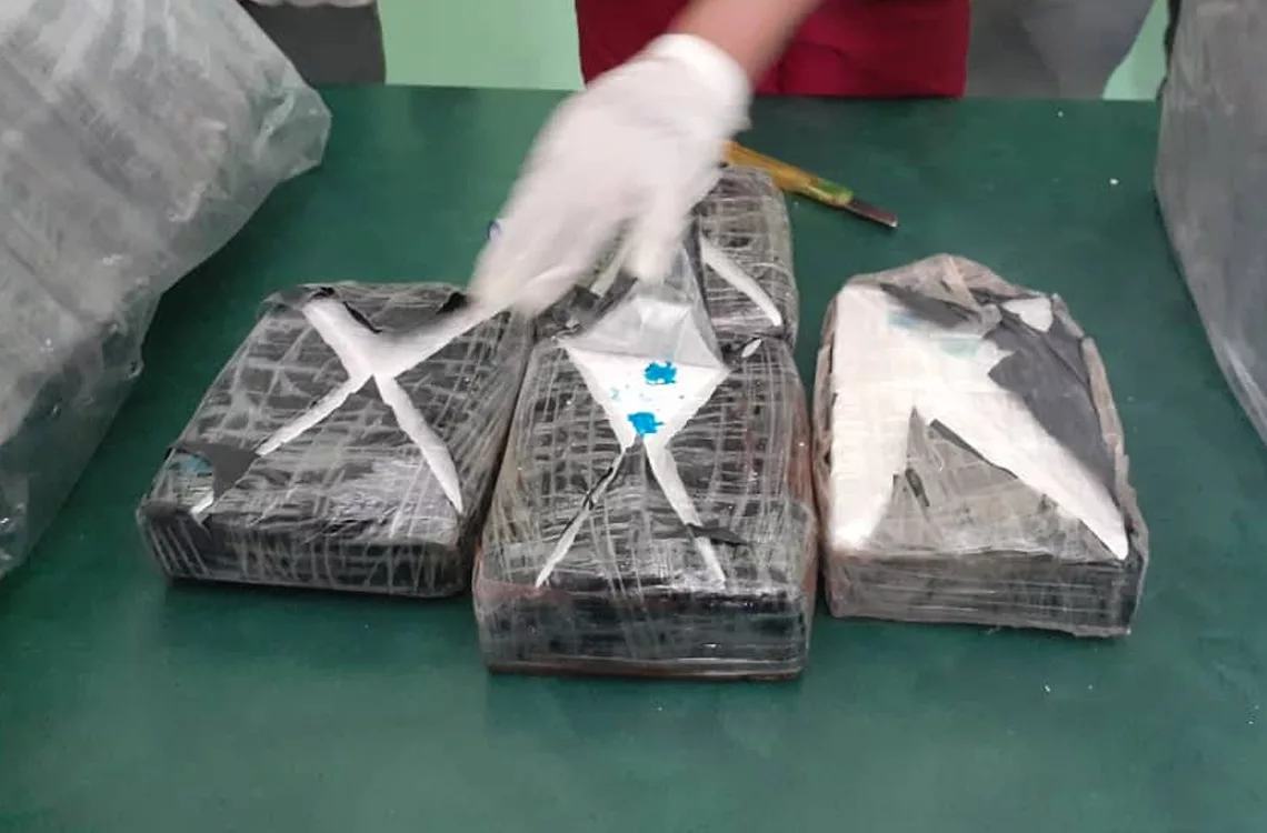 Hombre es capturado por llevar presunta sustancia ilícita