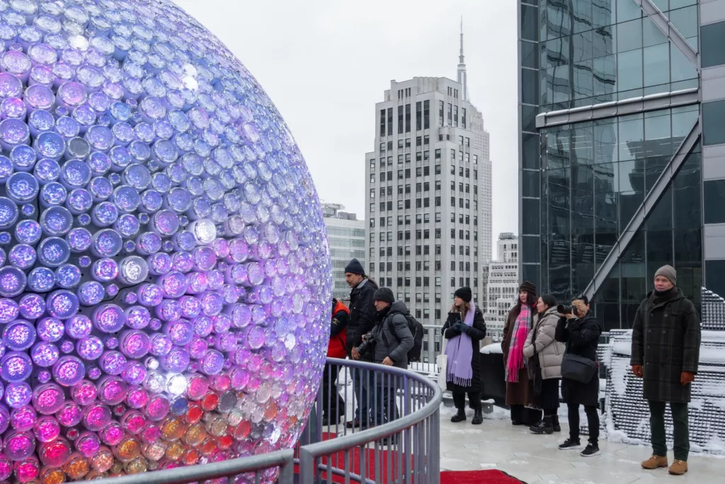 El mundo recibe el 2026: Entre récords multitudinarios en Río de Janeiro y homenajes solemnes en el Pacífico