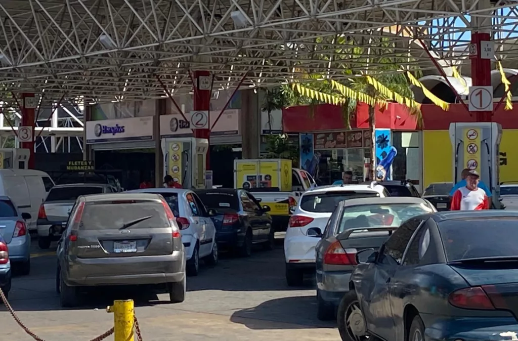 Barquisimeto registra largas colas para surtir gasolina y Gobernación llama a la calma