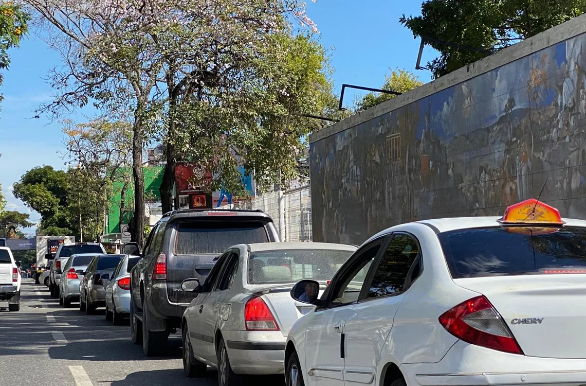 Barquisimeto registra largas colas para surtir gasolina y Gobernación llama a la calma Barquisimeto registra largas colas para surtir gasolina y Gobernación llama a la calma