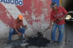 hermanos Suárez se dedican a tapar huecos en las vías de Barquisimeto