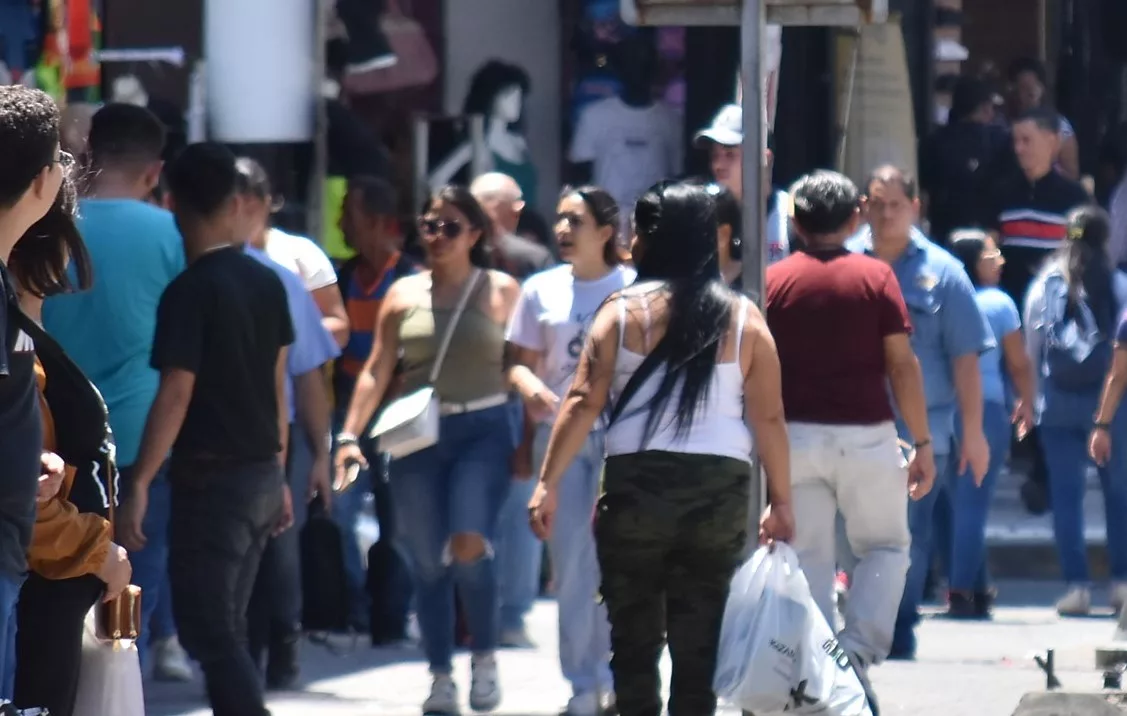 Recuperación del sector industrial y comercial, impulsada por un crecimiento del 5,2% y el auge de los rubros farmacéutico y de autopartes, dinamiza la economía y el empleo en el estado Lara. Recuperación del sector industrial y comercial, impulsada por un crecimiento del 5,2% y el auge de los rubros farmacéutico y de autopartes, dinamiza la economía y el empleo en el estado Lara.