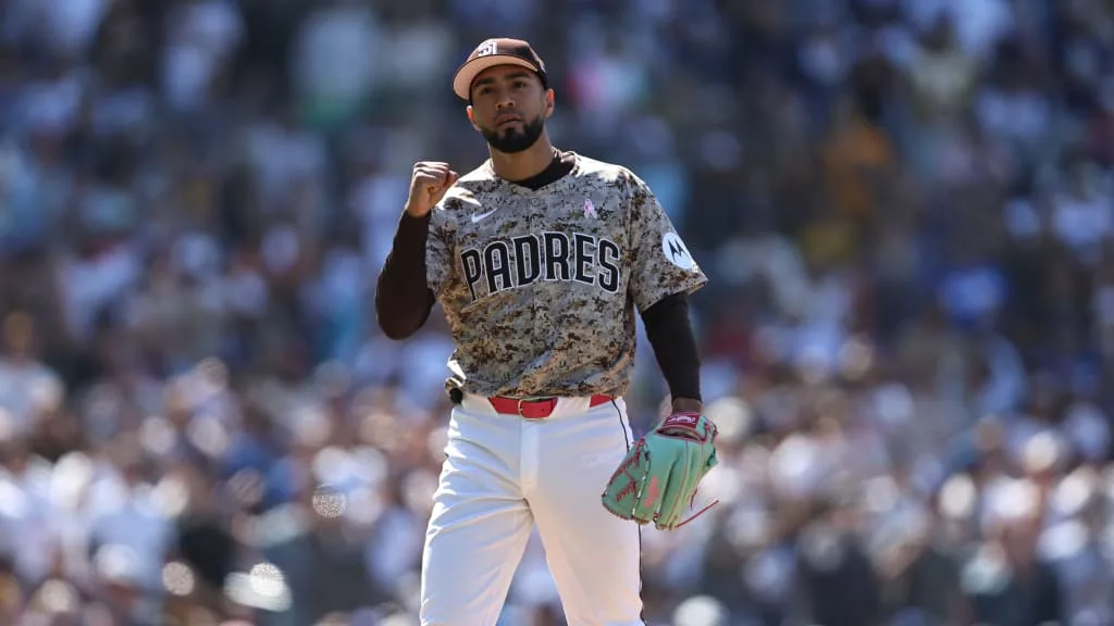 Robert Suárez se une a los Bravos de Atlanta con un contrato de $45 millones por tres año