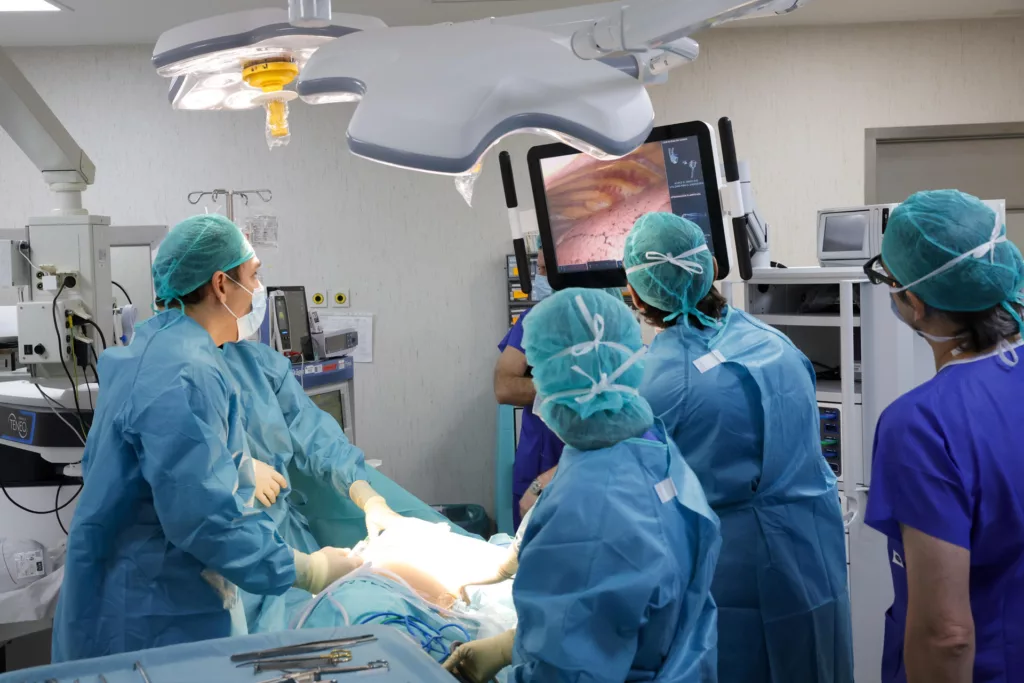 Cirugía robótica pionera salva a un paciente venezolano en Madrid