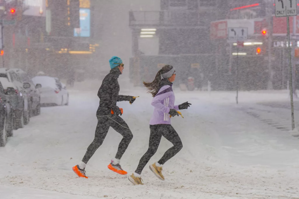 Tormenta invernal azota a dos tercios de EE. UU.: al menos 15 fallecidos y cortes masivos de energía