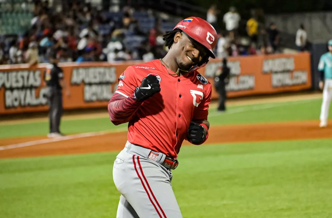 Luisangel Acuña conecta 4 jonrones y rompe récords en la LVBP