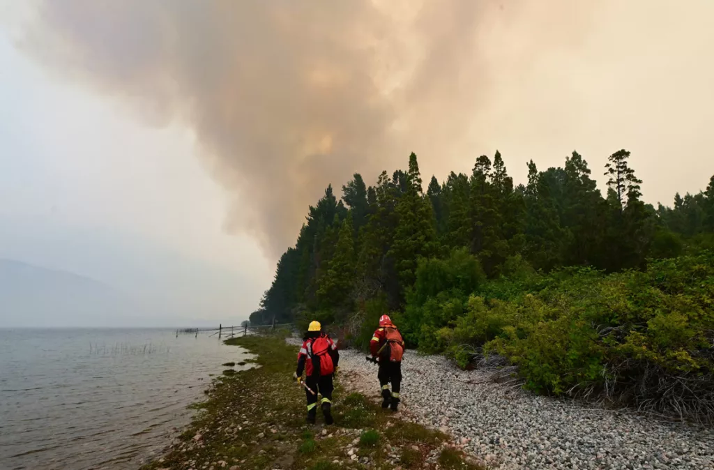 hectáreas destruidas y miles de evacuados por incendios forestales en la Patagonia argentina