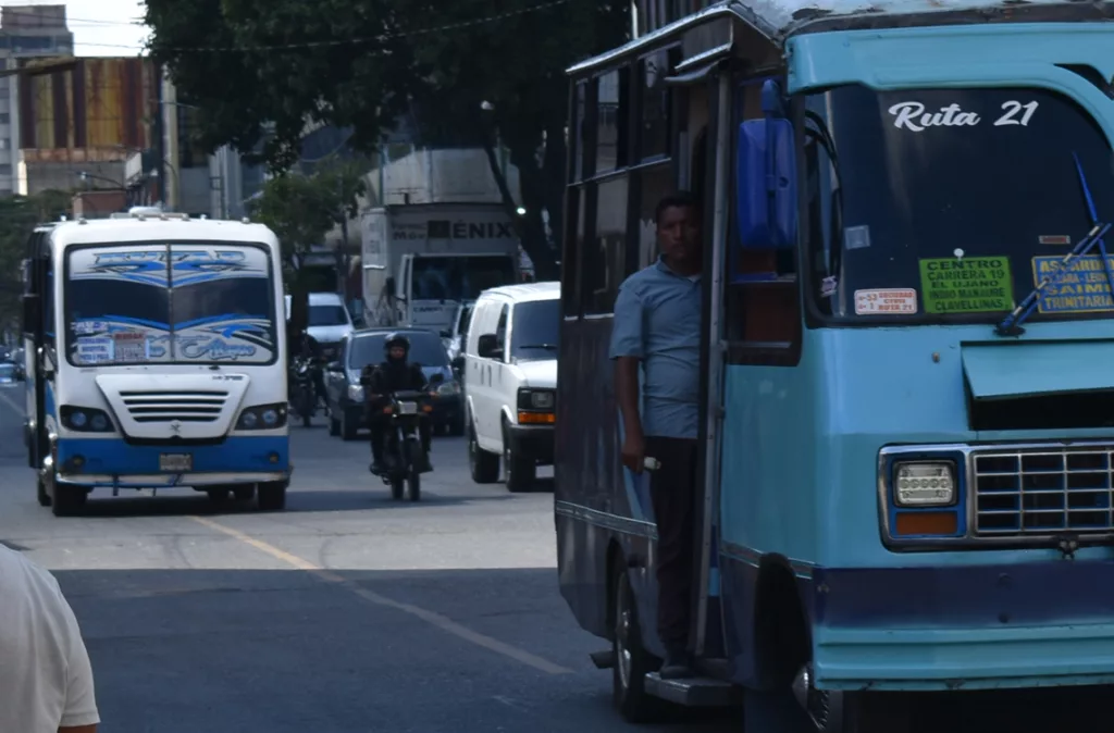 Moverse en "rutas" cuesta hasta $20 al mes