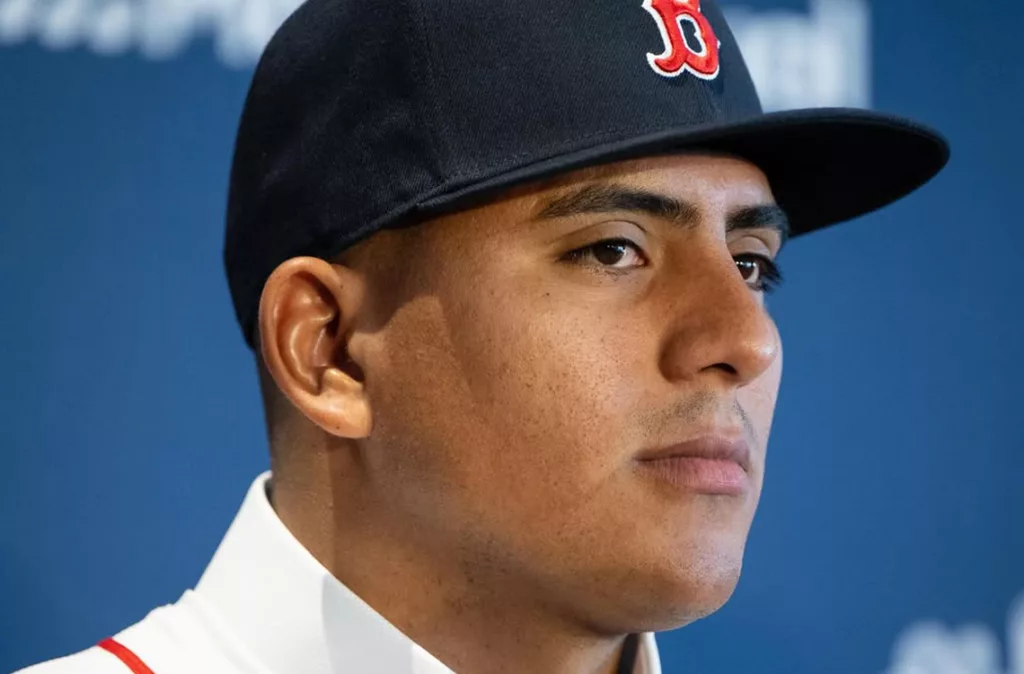 Ranger Suárez asume el reto de lanzar en el mítico Fenway Park con Boston