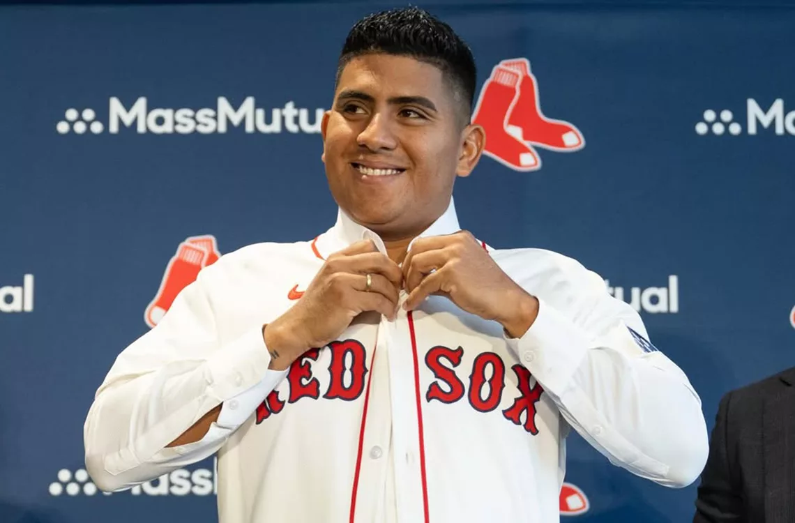 Ranger Suárez asume el reto de lanzar en el mítico Fenway Park con Boston