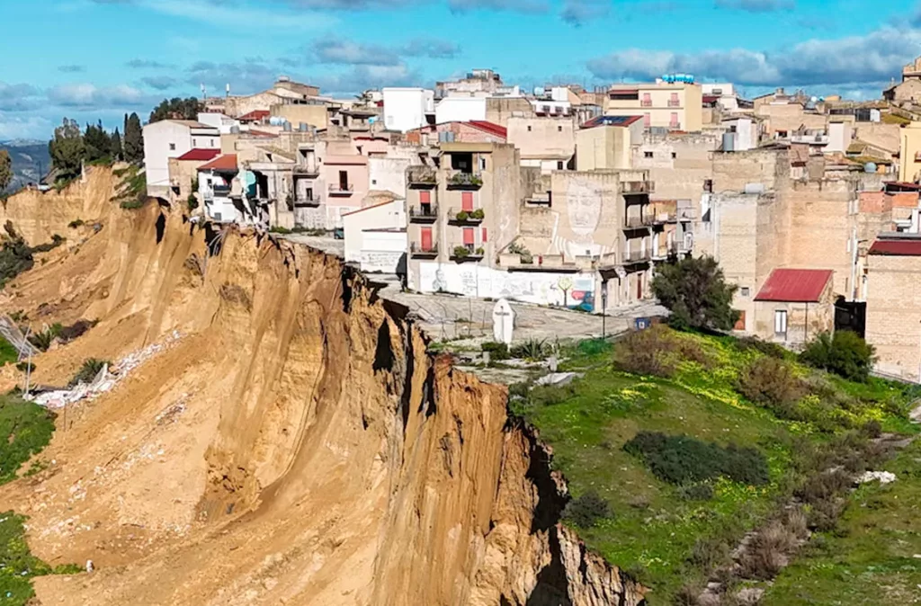 Un deslizamiento de cuatro kilómetros obliga a la evacuación masiva en Sicilia, Italia