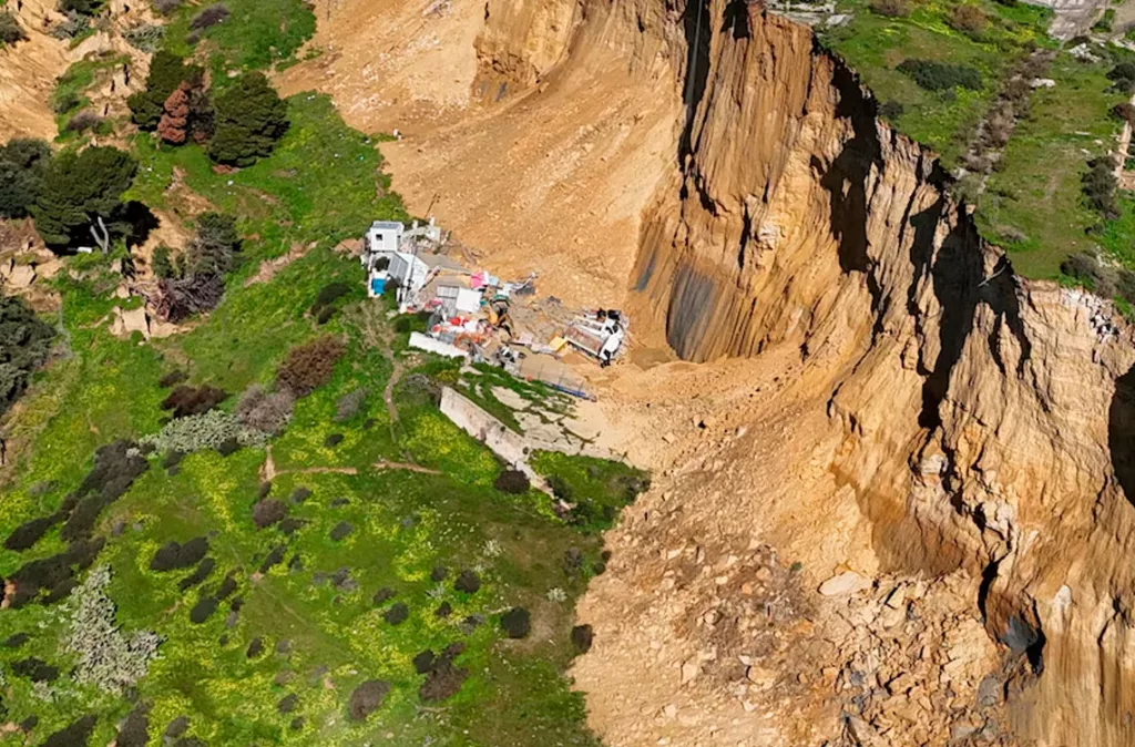 Un deslizamiento de cuatro kilómetros obliga a la evacuación masiva en Sicilia, Italia