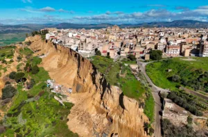 Un deslizamiento de cuatro kilómetros obliga a la evacuación masiva en Sicilia, Italia