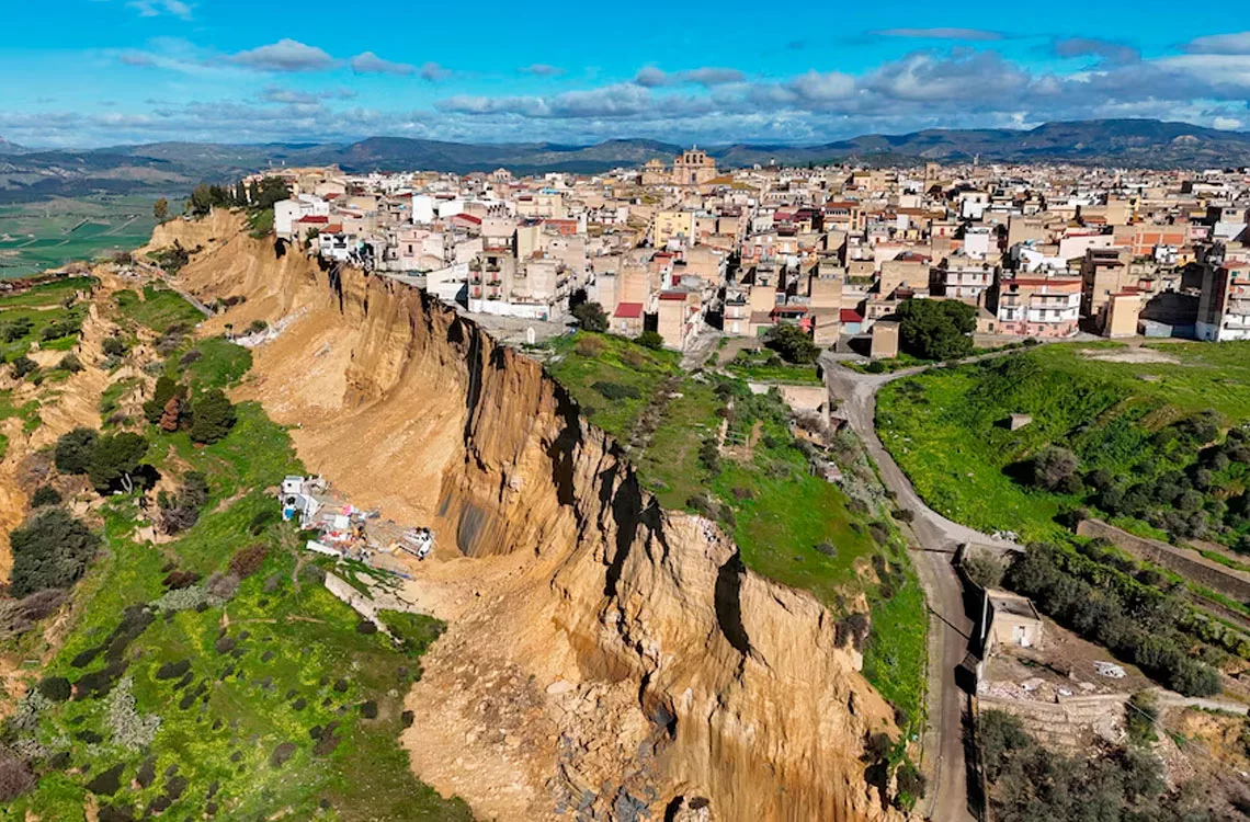 Un deslizamiento de cuatro kilómetros obliga a la evacuación masiva en Sicilia, Italia