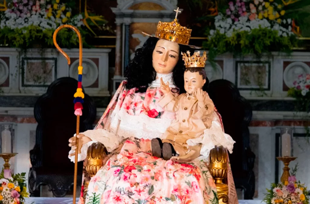 Vestida de historia y de fe: La Divina Pastora ya lleva el traje que la acompañará este 14 de enero