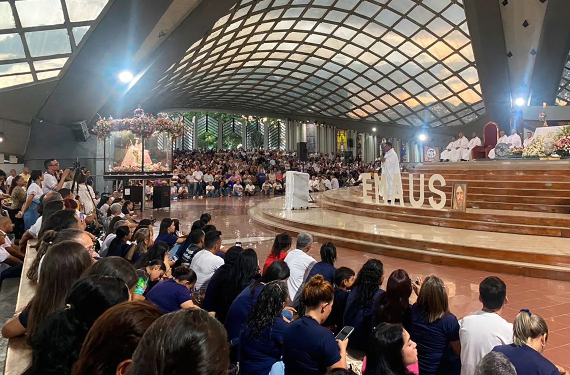 Comunidades de Emaús y Samuel se encomiendan a la Divina Pastora