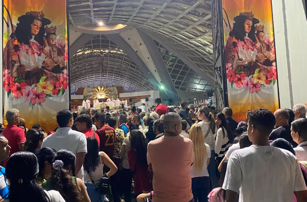 Comunidades de Emaús y Samuel se encomiendan a la Divina Pastora