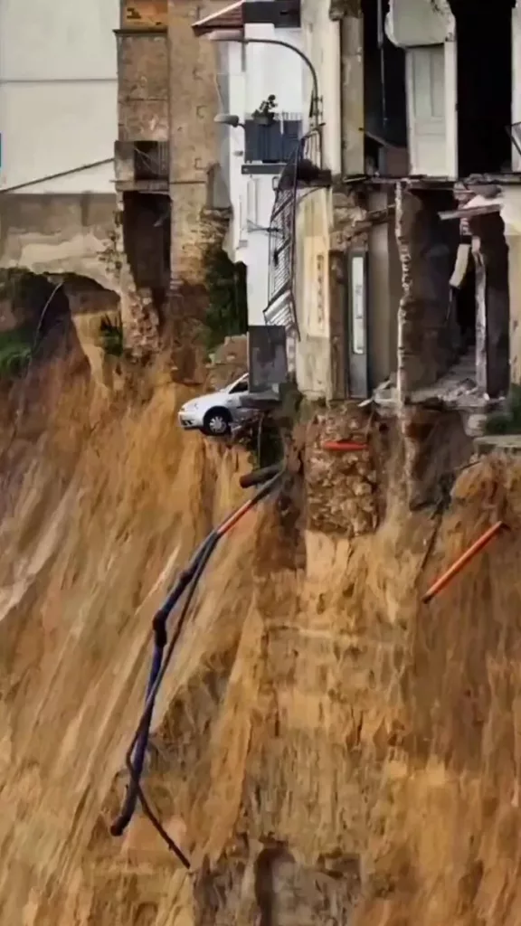 Un deslizamiento de cuatro kilómetros obliga a la evacuación masiva en Sicilia, Italia