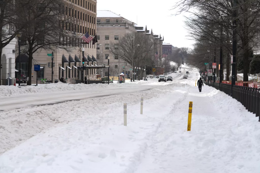 Tormenta invernal azota a dos tercios de EE. UU.: al menos 15 fallecidos y cortes masivos de energía