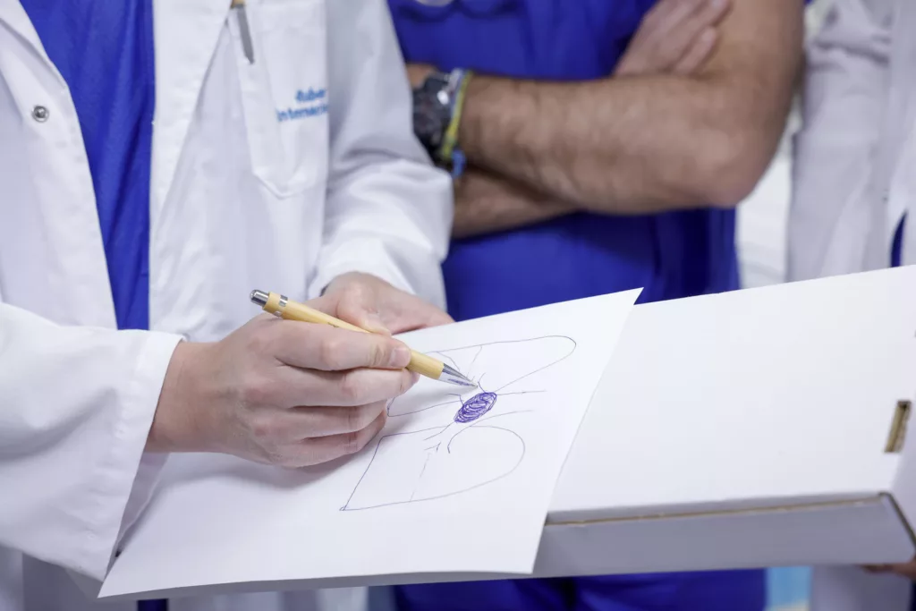 Cirugía robótica pionera salva a un paciente venezolano en Madrid