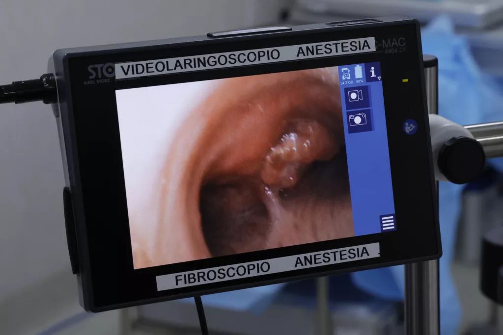 Cirugía robótica pionera salva a un paciente venezolano en Madrid