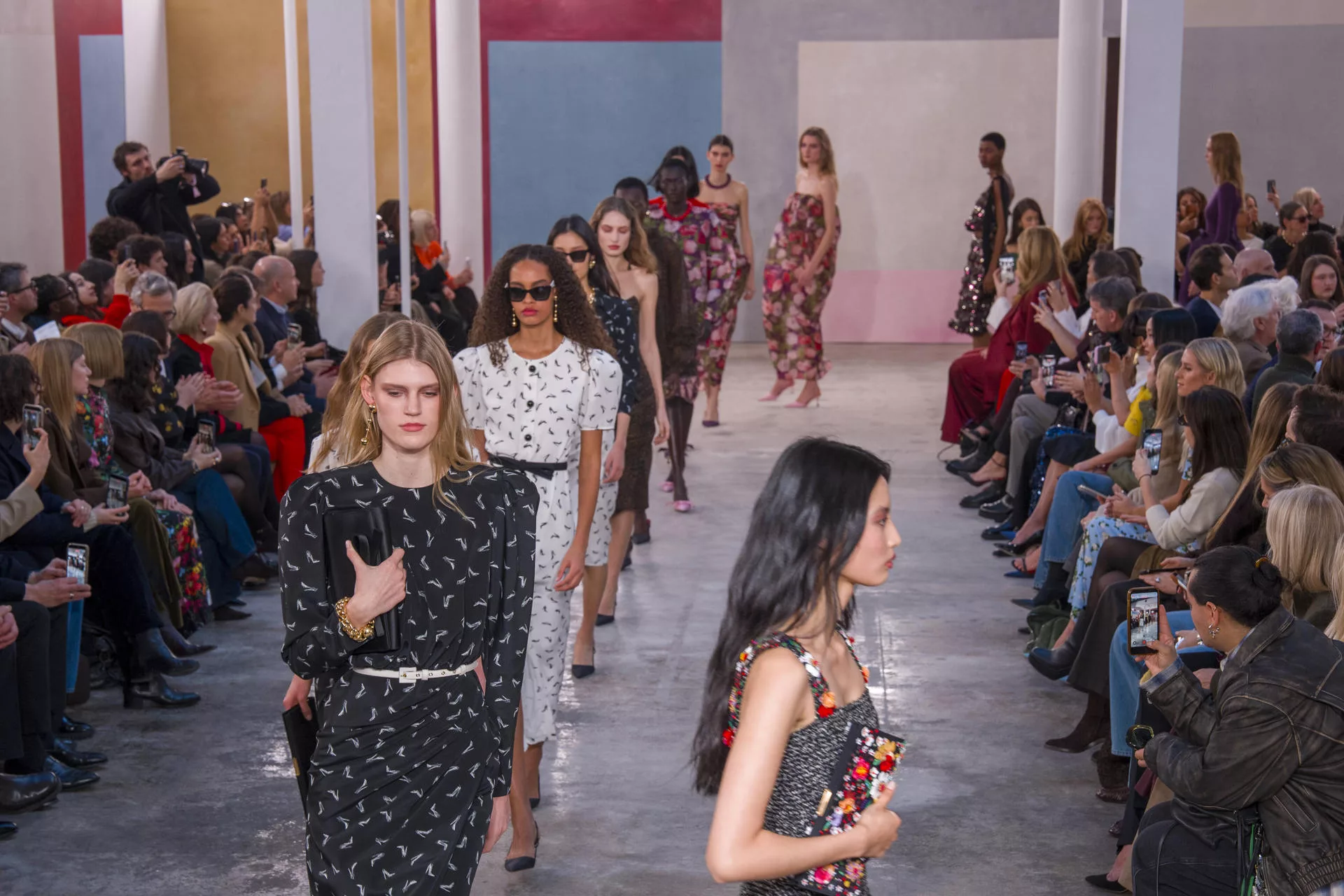 Desfile de Carolina Herrera en Nueva York destaca el poder creativo de las mujeres en las artes
