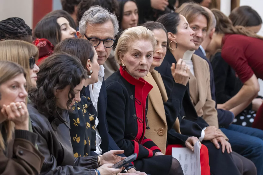 Desfile de Carolina Herrera en Nueva York destaca el poder creativo de las mujeres en las artes