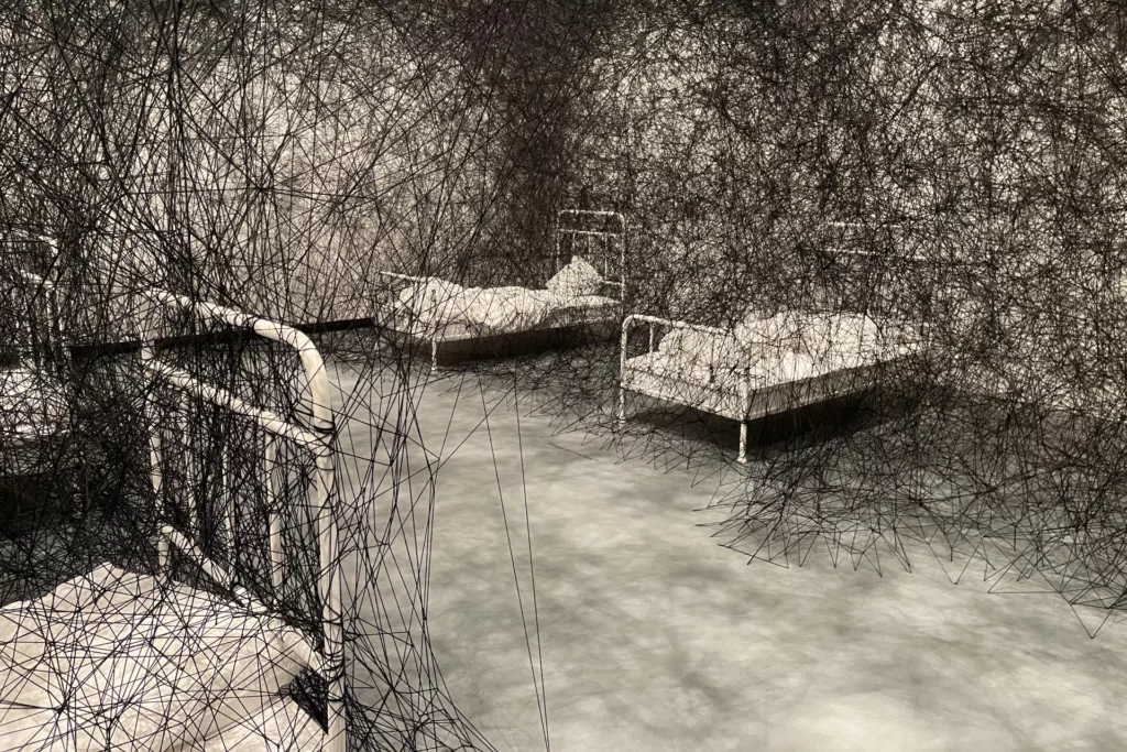 La Galería Hayward de Londres ha abierto al público dos exposiciones originales que comparten un denominador común: el uso de materiales cotidianos para abordar la complejidad de la experiencia humana. Bajo los títulos 'Hilos de vida' y 'Corazón a corazón', las muestras invitan a los asistentes a sumergirse en instalaciones de gran formato que trascienden lo meramente visual. Ralph Rugoff, director del recinto, destacó que los artistas seleccionados logran transformar elementos considerados "humildes" en piezas de arte significativas. Según Rugoff, estas instalaciones inmersivas permiten que el público viva una experiencia profunda y emotiva, centrada en la exploración de la intimidad y los vínculos personales. El rastro de la existencia en hilos En la muestra 'Hilos de vida', el artista Chiharu Shiota utiliza lana de colores rojo, negro y blanco para materializar conexiones intangibles. La obra se inspira en las vivencias del autor para reflexionar sobre temas universales como el nacimiento, el fallecimiento y la fragilidad de las relaciones. Shiota busca, a través del tejido, visibilizar aquello que une a los seres humanos más allá de lo físico. Uno de los puntos más destacados de la exposición es una sala completamente intervenida con hilos negros. Esta pieza simboliza la pérdida del padre del artista y funciona como un espacio donde Shiota procesa el duelo y el significado de la existencia. La densidad del tejido representa la memoria y el peso de las experiencias que conforman la identidad personal frente a la muerte. Un motor humano de recuerdos compartidos De forma paralela, la instalación 'Corazón a corazón' ofrece una propuesta de escala monumental. Se trata de una estructura textil con forma de corazón humano creada por Yin Xiuzhen, fabricada íntegramente con prendas de vestir donadas por diversas personas. La obra invita al visitante a introducirse en ella, funcionando como un contenedor de recuerdos individuales que se entrelazan para formar una memoria colectiva. Respecto al simbolismo de su creación, Xiuzhen señaló que "el corazón es nuestro motor humano, y en mi cultura, trasciende la mente". Para el artista, este órgano es el eje de la conexión entre individuos, y su objetivo es que la pieza genere "un diálogo y un intercambio mutuo" con cada persona que decida recorrer su interior, convirtiendo la ropa usada en un testimonio vivo de la sociedad actual.