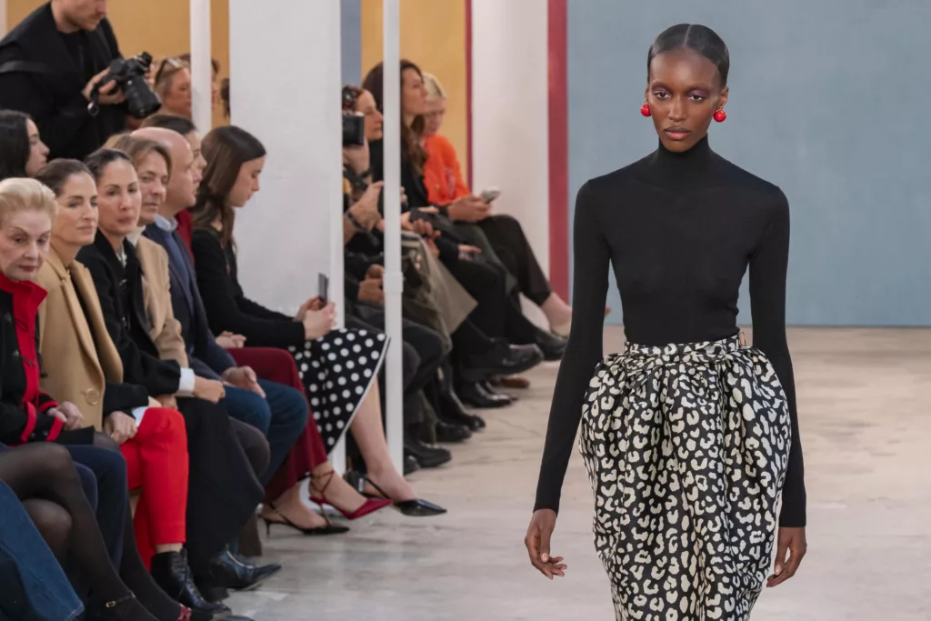 Desfile de Carolina Herrera en Nueva York destaca el poder creativo de las mujeres en las artes