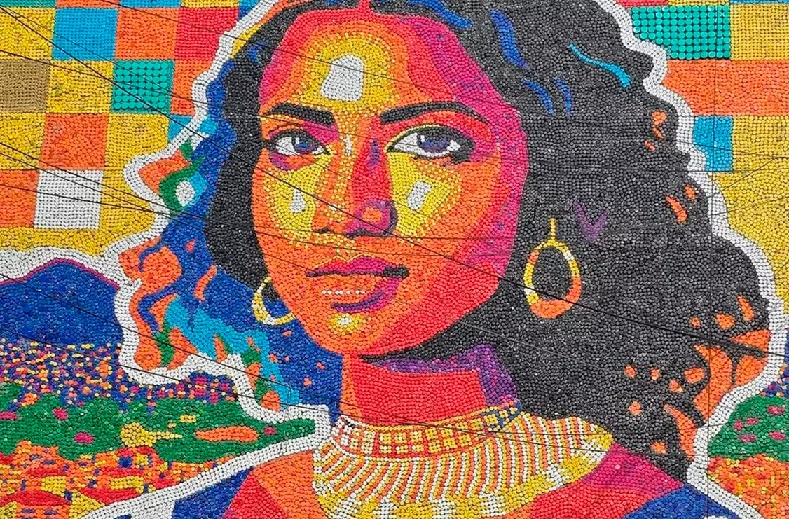 Con 13 metros de altura, Óscar Olivares inauguró el mural de tapas plásticas más alto del mundo Con 13 metros de altura, Óscar Olivares inauguró el mural de tapas plásticas más alto del mundo