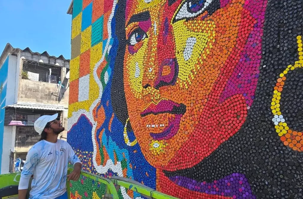 Con 13 metros de altura, Óscar Olivares inauguró el mural de tapas plásticas más alto del mundo