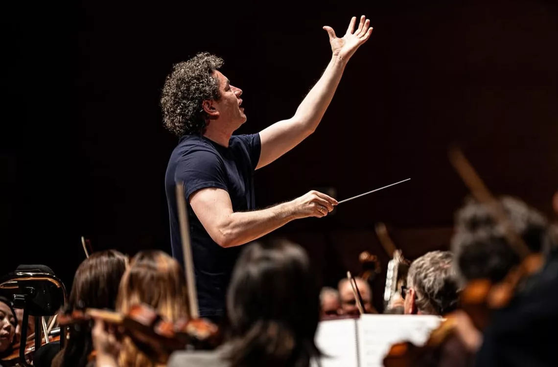 Dudamel hace historia al conquistar dos nuevos premios Grammy