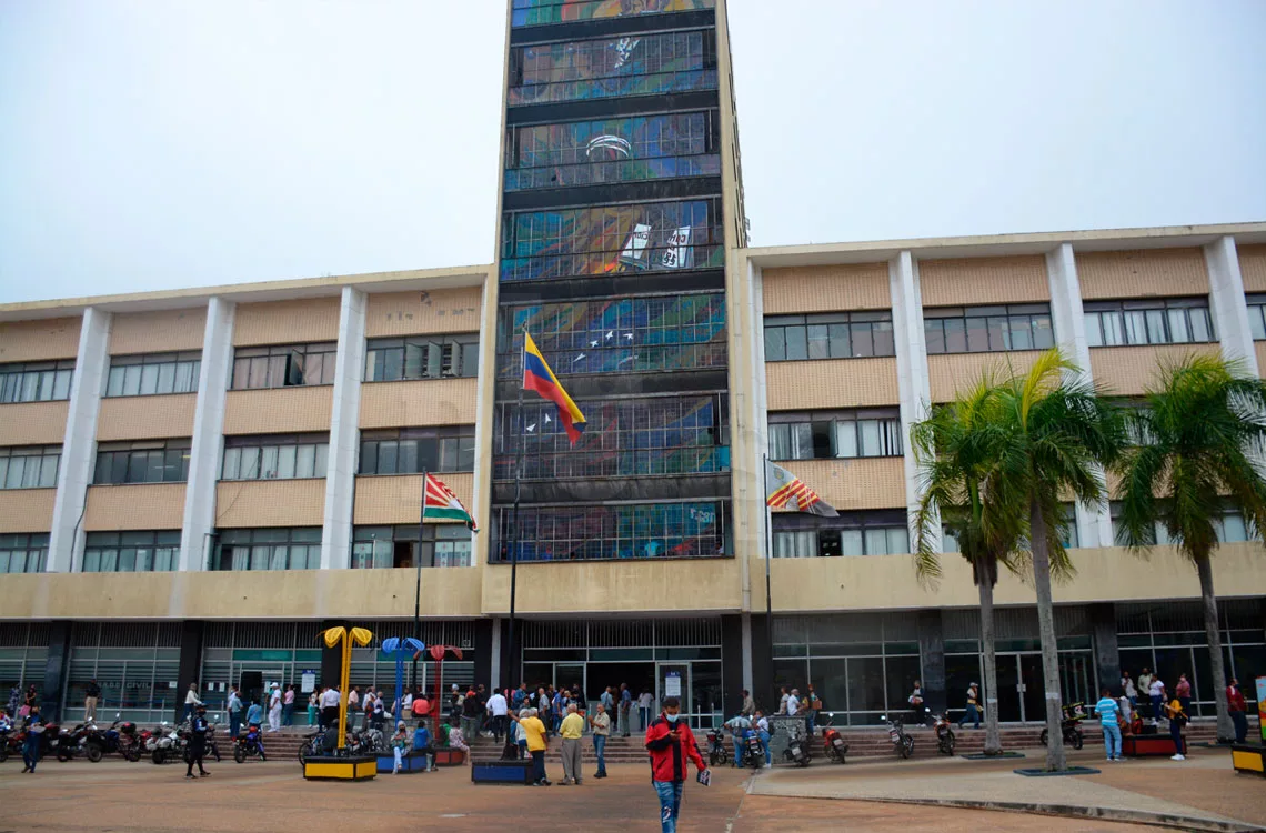 Derecho civil y mercantil tienen más riesgo de intrusismo